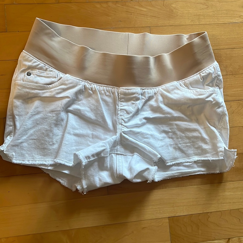 ✨HP✨ Old navy maternity cutoffs. White denim. So cozy and cute! Size 6. EUC.